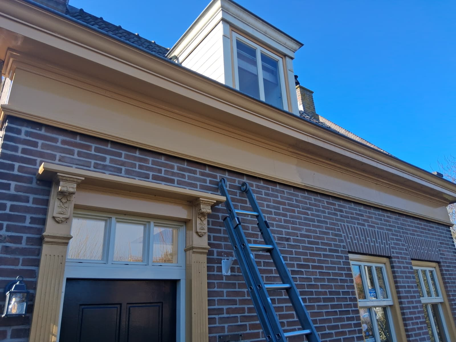 Gevelreiniging van houtwerk door John's Schoonmaakbedrijf